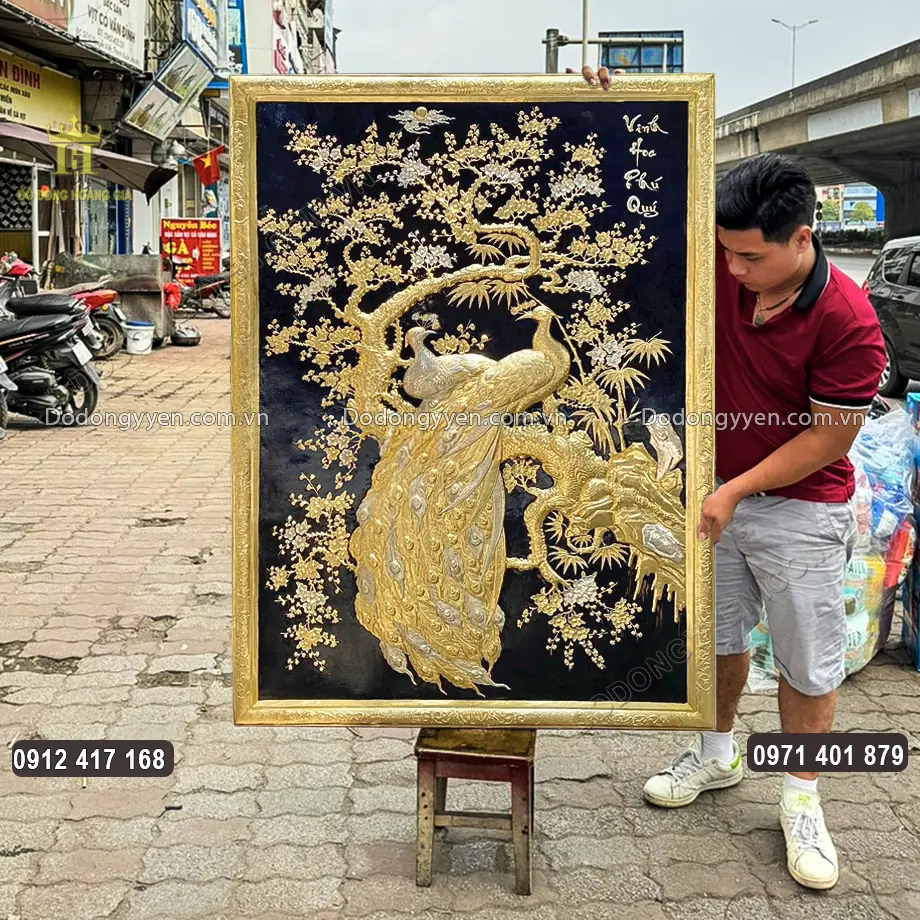 Nền tranh được sơn đen v&ocirc; c&ugrave;ng nổi bật